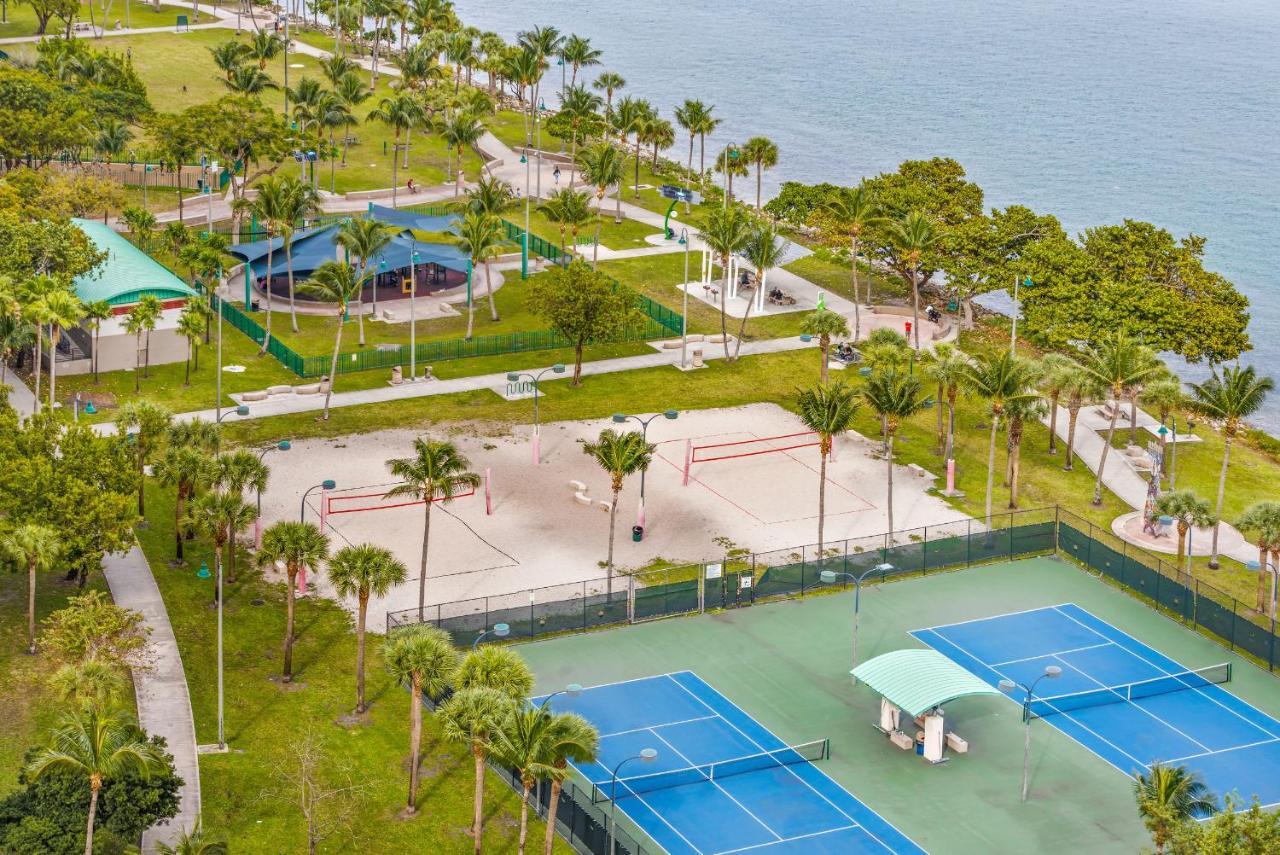 High Rise Comfort With Balcony Doral Exterior photo