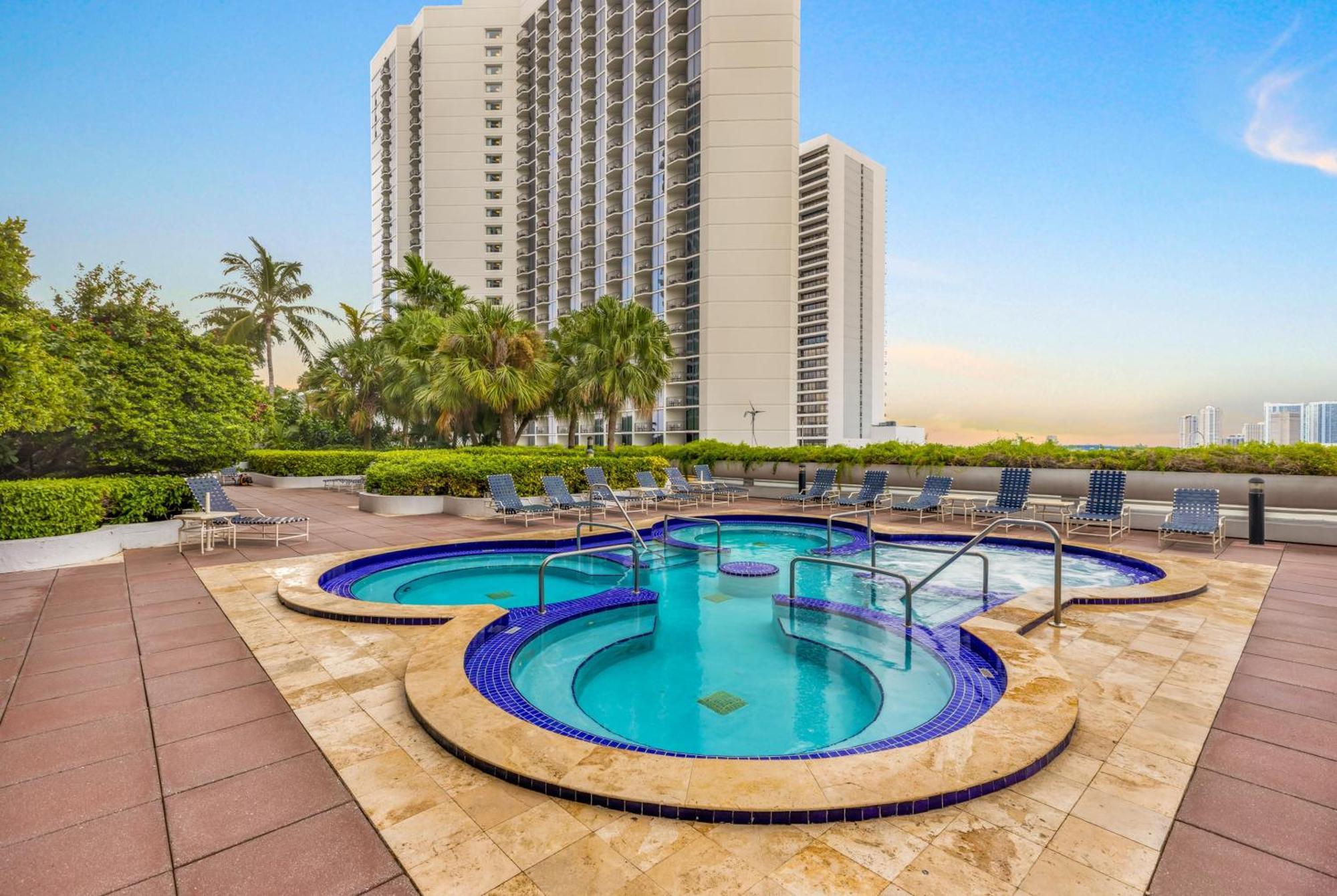 High Rise Comfort With Balcony Doral Exterior photo